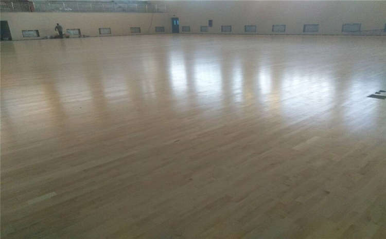 羽毛球館地面什么材料好